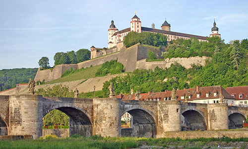 Wuerzburg Residenz mit alter Mainbruecke / Quelle: Wikipedia © Christian Horvat